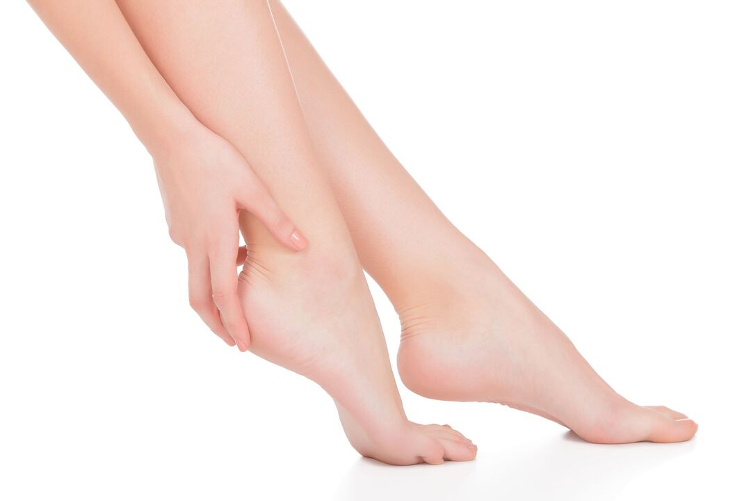 Bras et jambes sains après avoir traité le champignon de la crème Demxil